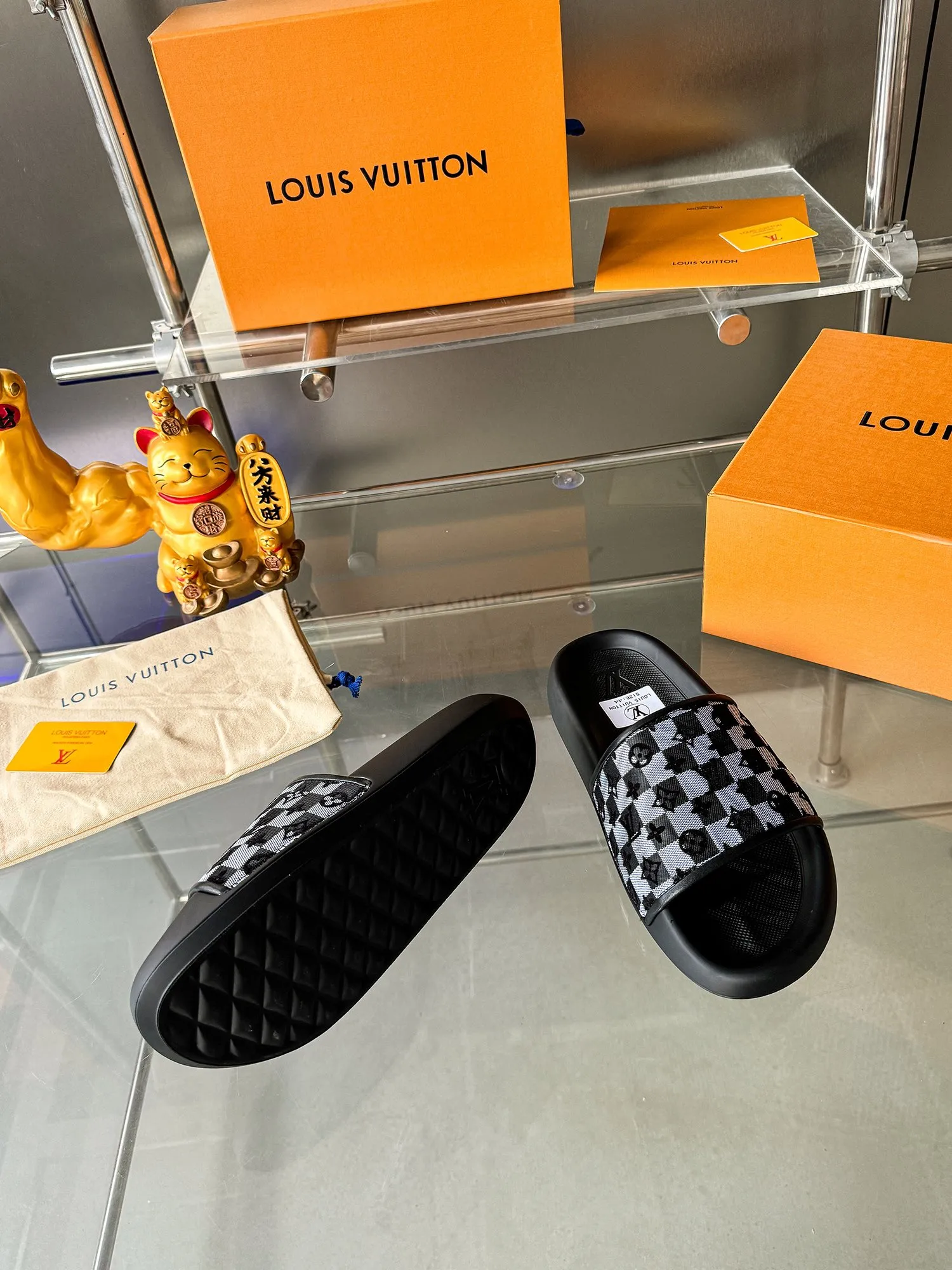 [L Home] P: 300💰 ▪️Shoe size: Women's 35-40 Men's 38-46▪️Packaging: Counter top quality~original packaging Louis Vuitton lv couple's monogram embossed slippers This season, Waterfront sandals return with a new look, and the upper buckle is embossed with Louis Vuitton's iconic Monogram pattern. Made of waterproof rubber with a comfortable and resilient insole. The lightweight, flexible outsole is embossed with the Louis Vuitton logo. Exquisitely packaged at the delivery counter 🛍📦 ▪️Fabric: Original molded rubber foam ▪️Sole: Original molded rubber foam outsole ▪️Sole thickness: 3CM.
